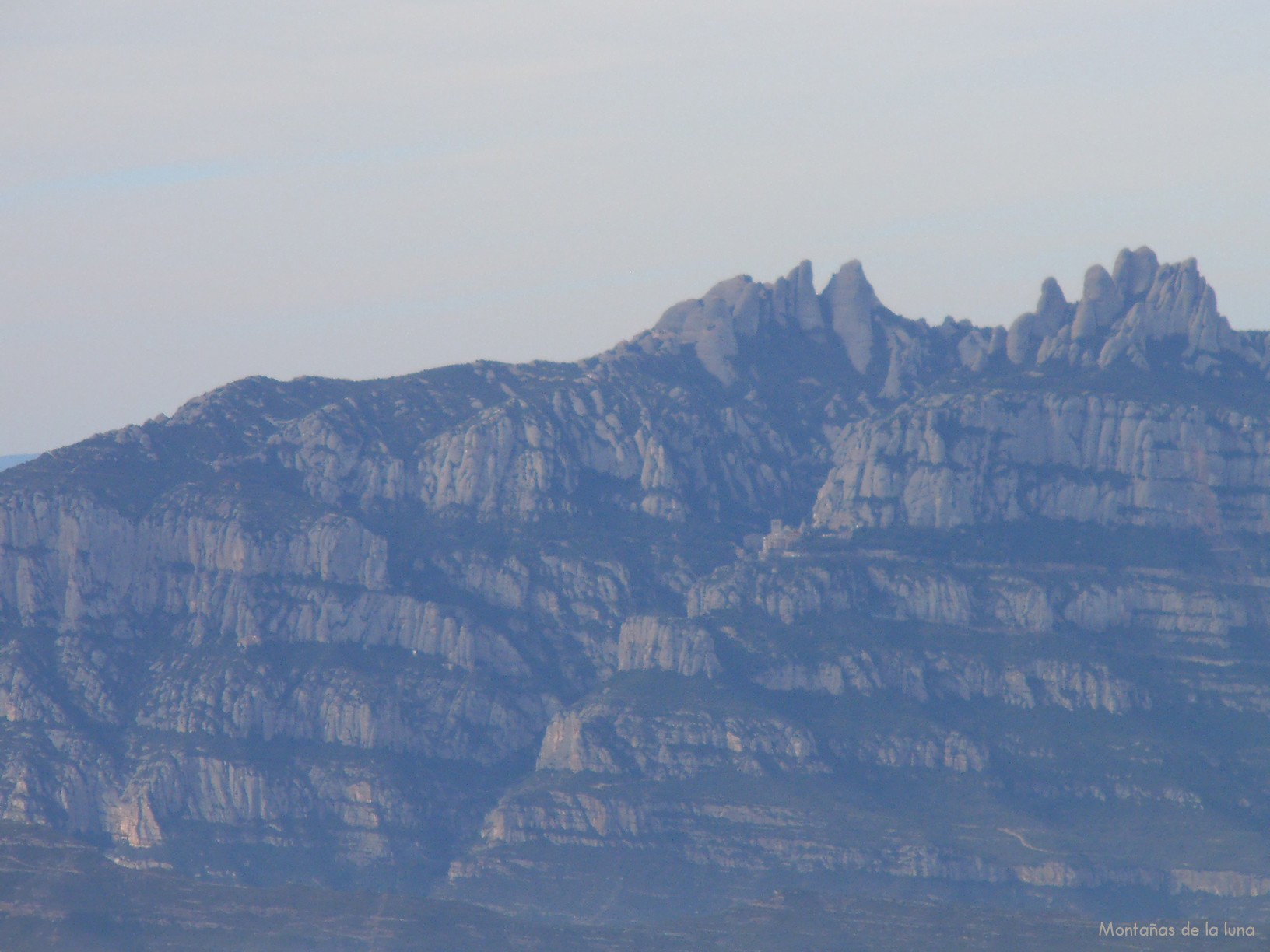 Magdalena y La Esfinge en Montserrat, en el centro de la montaña su monasterio